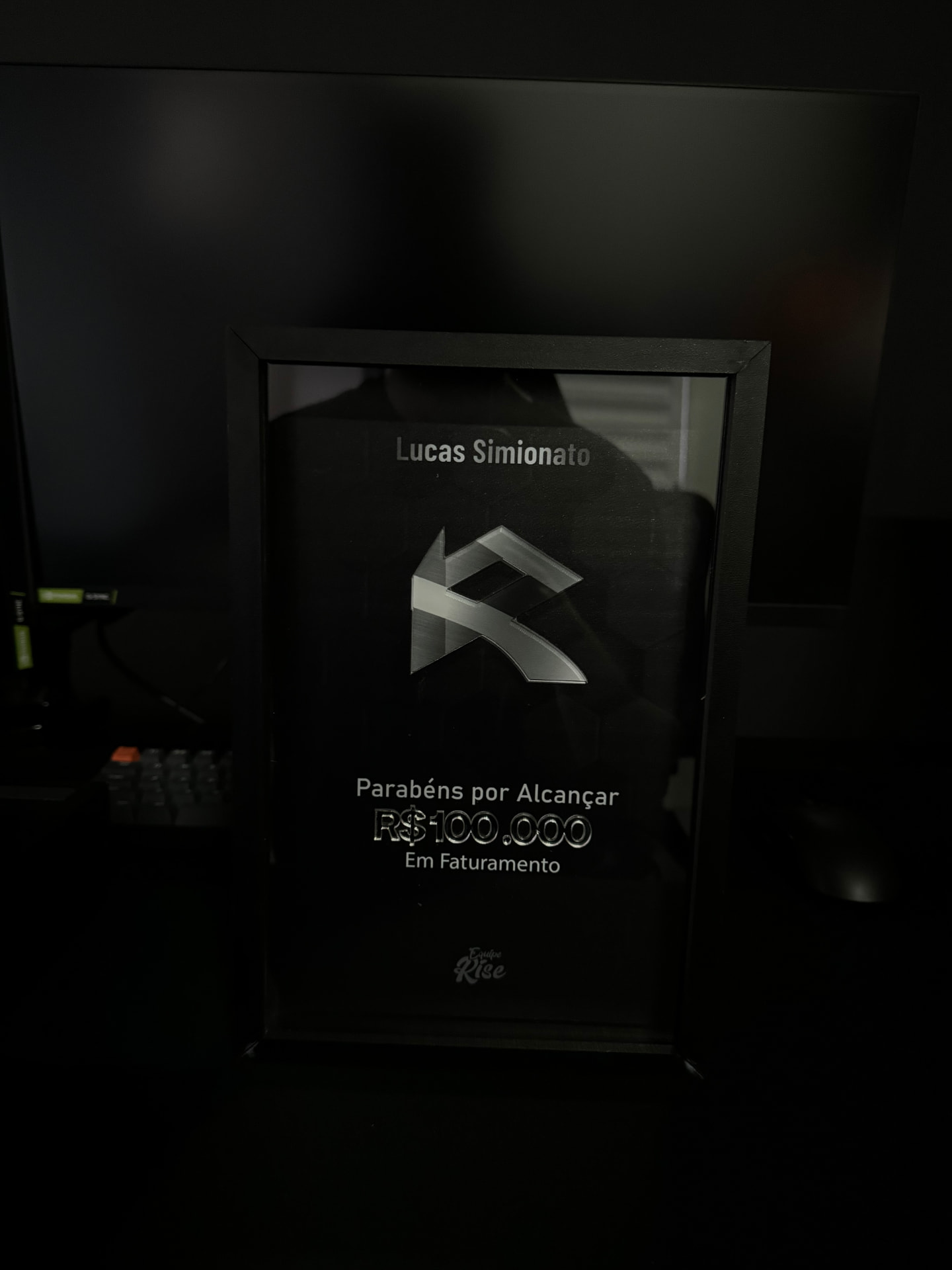 Detalhe de placa de faturamento
